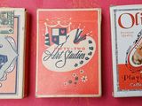 trois cartes à jouer vintage sont alignées sur un fond rose