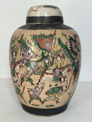 un vase avec un tableau posé sur une table
