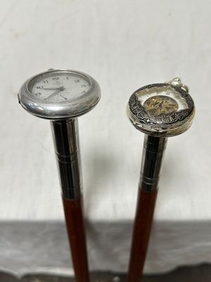 deux bâtonnets en bois surmontés d'une horloge