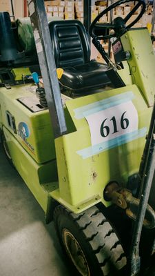 un chariot élévateur portant un numéro, dans un entrepôt