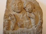 une image représentant un relief en pierre représentant un homme et une femme