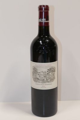 une bouteille de vin posée sur une table