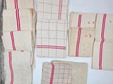 plusieurs morceaux de tissu sont disposés sur une table