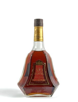 l'image d'une bouteille d'alcool posée sur une surface blanche