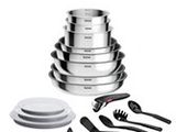 une pile de casseroles et poêles en acier inoxydable sur fond blanc