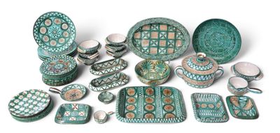 de nombreuses pièces de poterie très variées exposées sur la table
