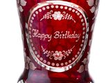 un verre en verre rouge sur lequel est inscrit « Joyeux anniversaire »