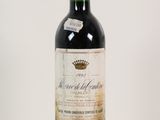 une bouteille de vin posée sur une table