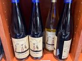 plusieurs bouteilles de vin se trouvent sur une étagère dans un magasin