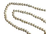 collier de perles sur fond blanc, muni d'un fermoir doré