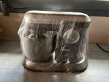 un mixeur posé sur un plan de travail recouvert de film plastique