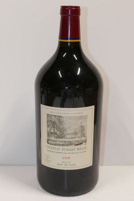 une bouteille de vin posée sur une table