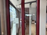 une fenêtre rouge au milieu d'une pièce