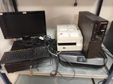 un bureau sur lequel se trouvent un ordinateur, un clavier, un écran et une souris