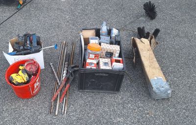 un grand nombre d'outils posés sur le sol