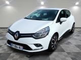 la voiture blanche est garée sur un carrelage à carreaux