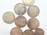 une pile de pièces de monnaie posée sur une surface blanche