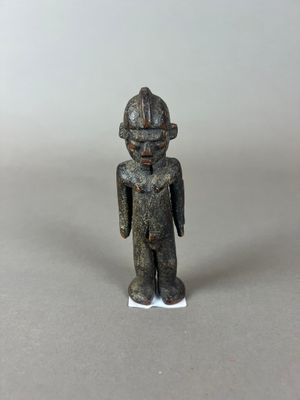 figurine représentant un homme portant un casque et un chapeau sur la tête