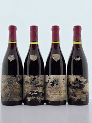 trois bouteilles de vin rouge sont alignées sur une table