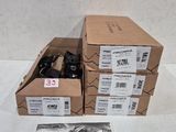 deux cartons contenant des appareils photo posés par terre l'un à côté de l'autre