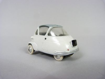 une petite voiture jouet posée sur une table