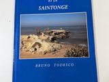 le livre est posé sur une table blanche, avec une couverture bleue