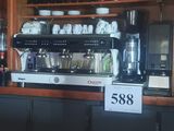 une photo d'un café avec des comptoirs en bois