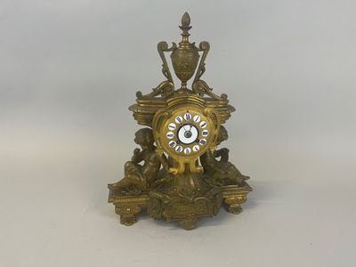 Pendule borne en bronze à décor de 2 amours. Base mouvementé…