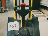 un chariot élévateur portant un numéro, dans un entrepôt