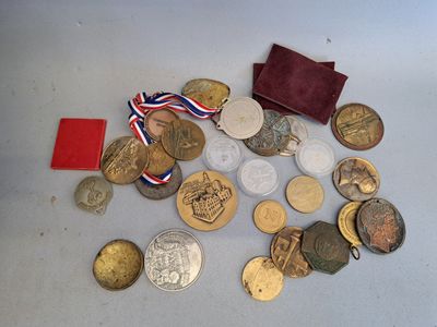 beaucoup de pièces et de médailles sur la table