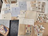 une table sur laquelle sont disposés de nombreux types de timbres différents