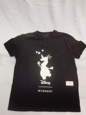 un t-shirt noir orné d'une image blanche représentant un personnage de dessin animé