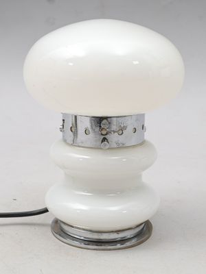 une photo d'une lampe de table blanche avec un cordon noir