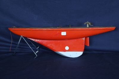 un bateau rouge et blanc posé sur une surface noire