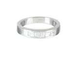 une image représentant une bague en argent sertie de diamants taille baguette