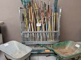 un chariot rempli d'outils de jardinage et une brouette