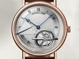 gros plan d'une montre-bracelet avec un bracelet en cuir marron
