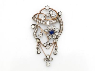 une broche ancienne sertie de diamants et de saphirs, sur fond blanc