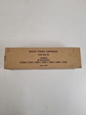 une boîte de cartouches de toner usagées posée sur une table