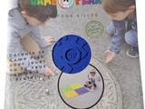 deux enfants qui jouent à un jeu par terre