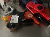 tout un tas d'outils posés sur une table