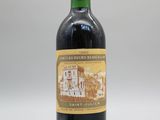 une bouteille de vin posée sur une table