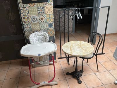 deux chaises et une table dans une pièce
