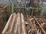 de nombreux morceaux de bois dans une cage posée au sol