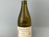 une bouteille de vin posée sur une table