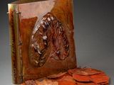 un livre sur lequel figurent l'image d'un cheval et des feuilles