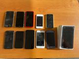 un grand nombre de téléphones portables posés sur une table