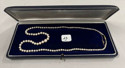 un gros plan d'un collier dans un écrin posé sur une table