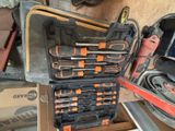de nombreux outils dans une boîte à outils posée par terre