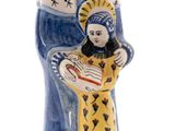 La statuette représentant la Vierge à l'Enfant tient un poisson dans ses mains
